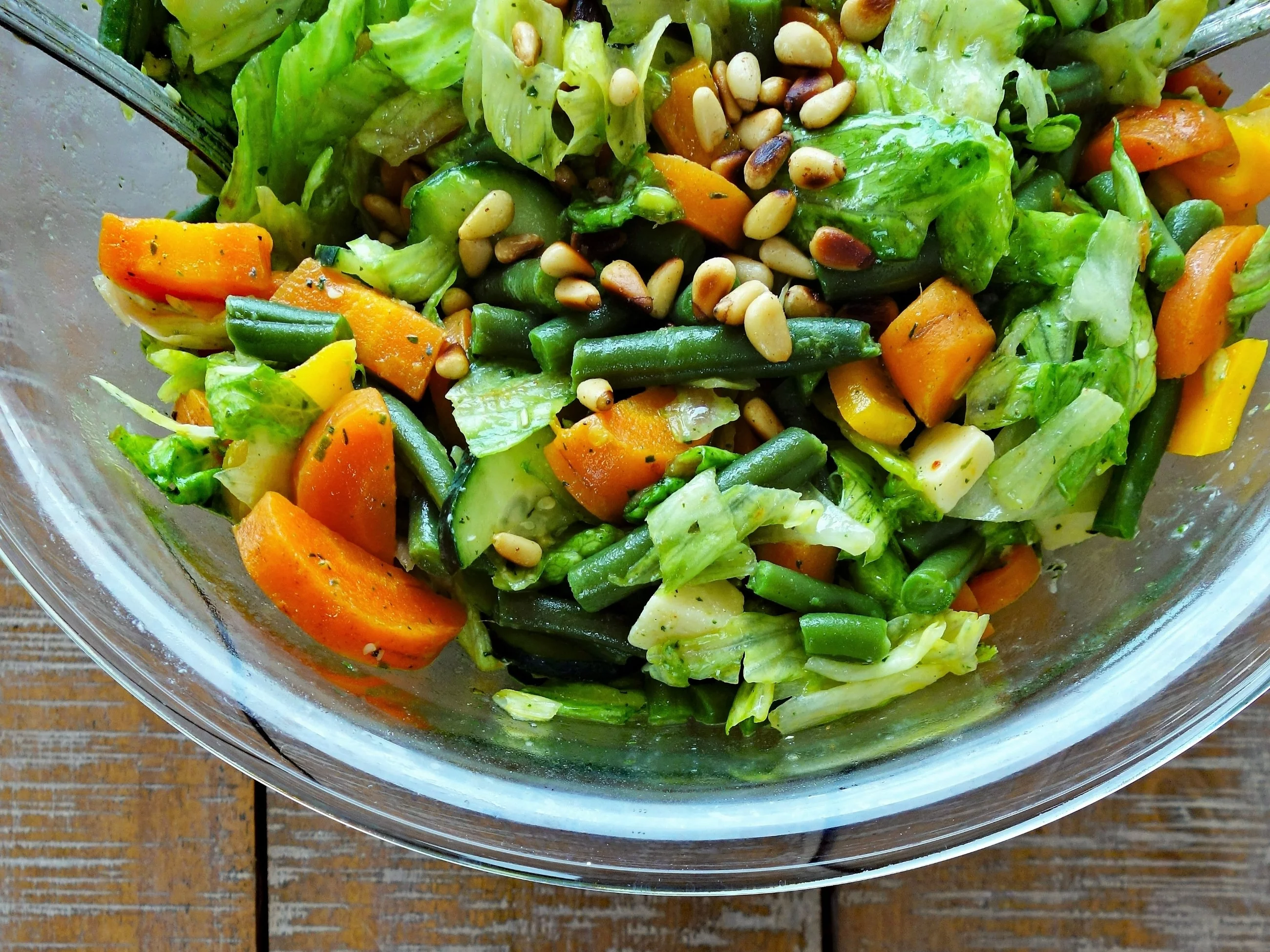 Sałatka z sałaty lodowej i warzyw na parze