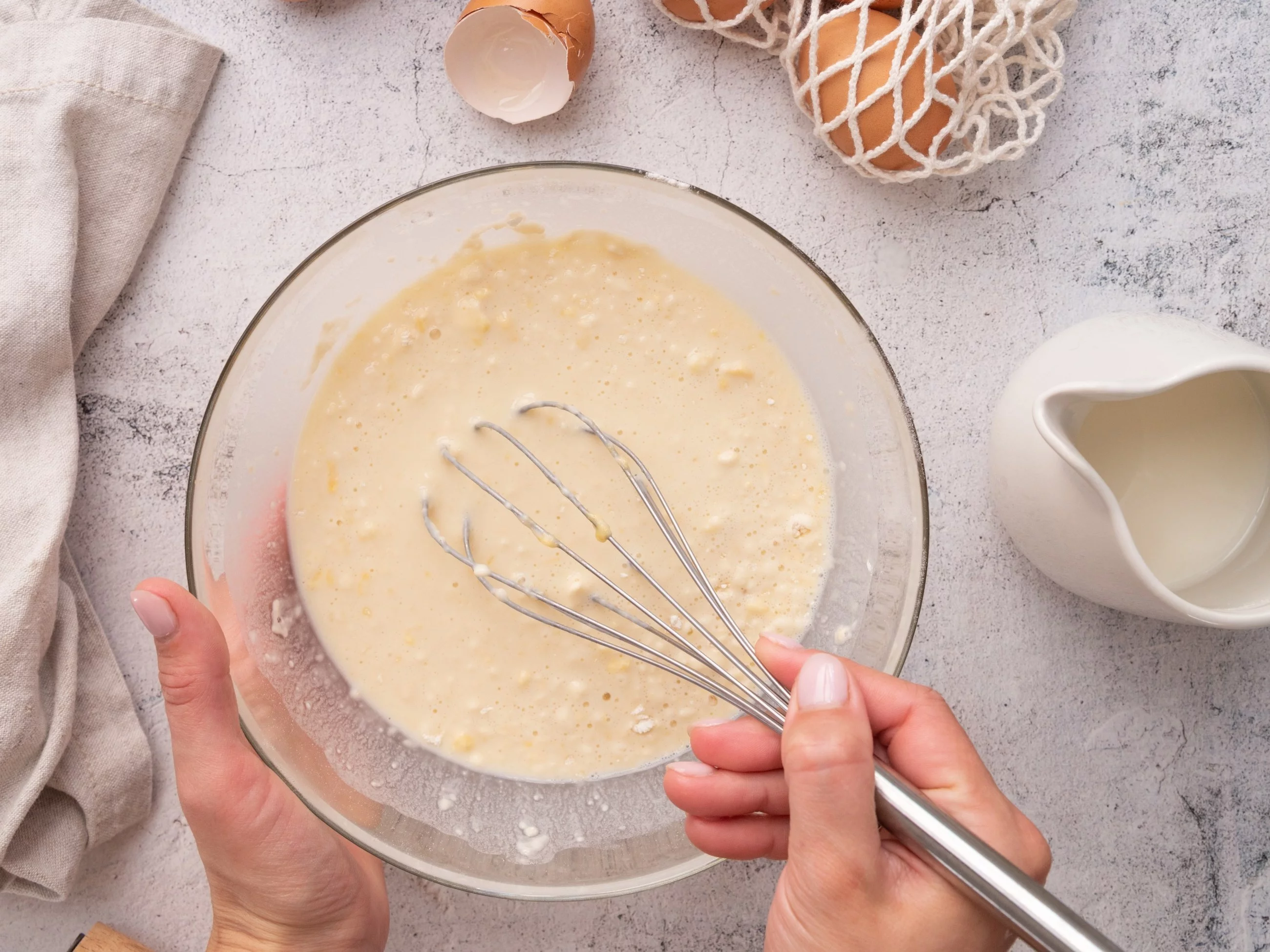 Nie kefir, nie śmietana. Makłowicz do naleśników dodaje coś lepszego. Wystarczy 1 szklanka