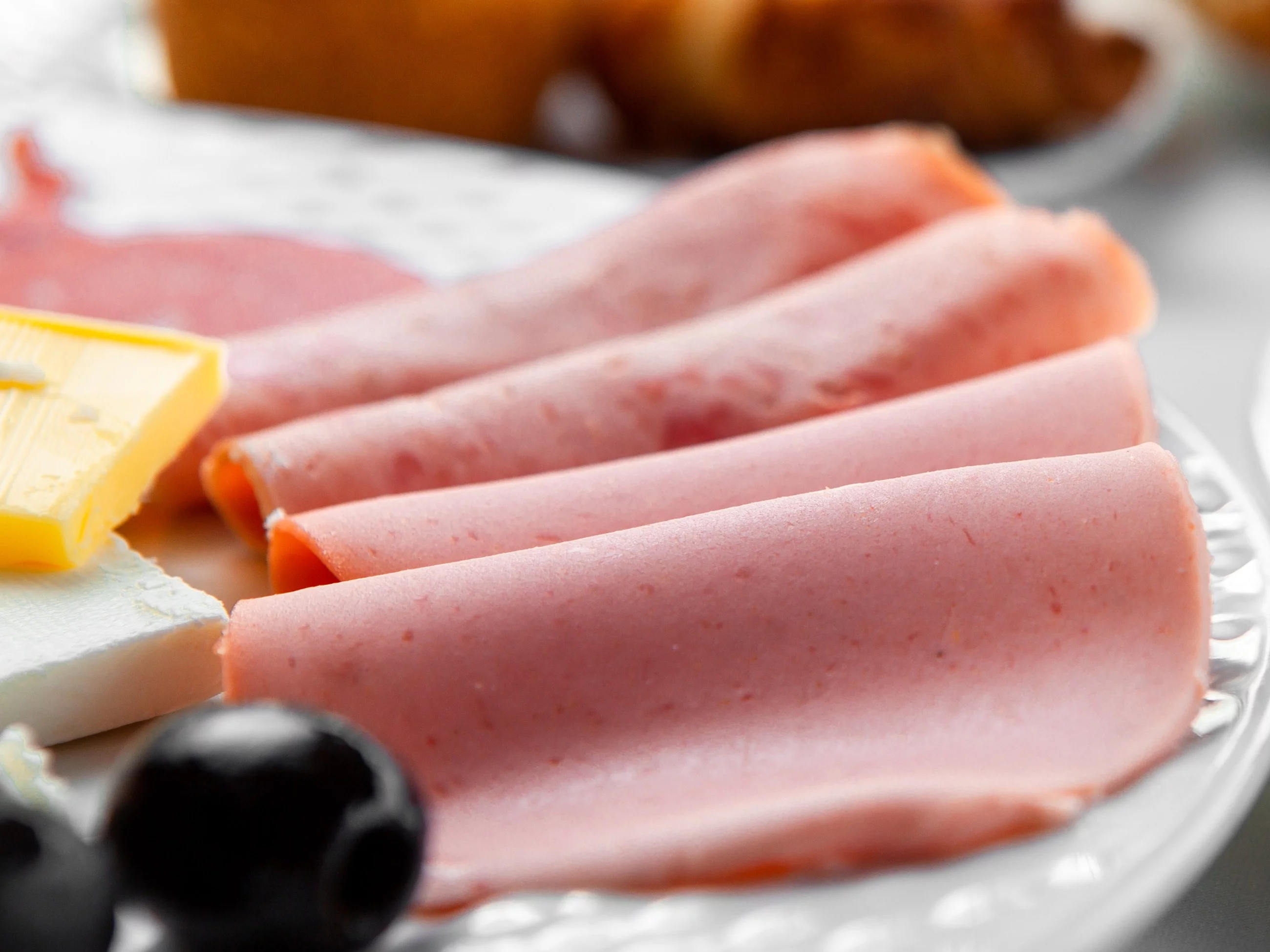 Popełniasz ten błąd zaraz po zakupach? Przez to twoje wędliny psują się błyskawicznie