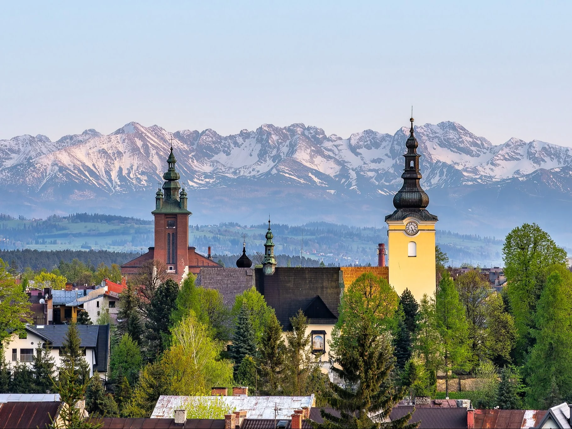 Nowy Targ. Wieże kościelne i Tatry