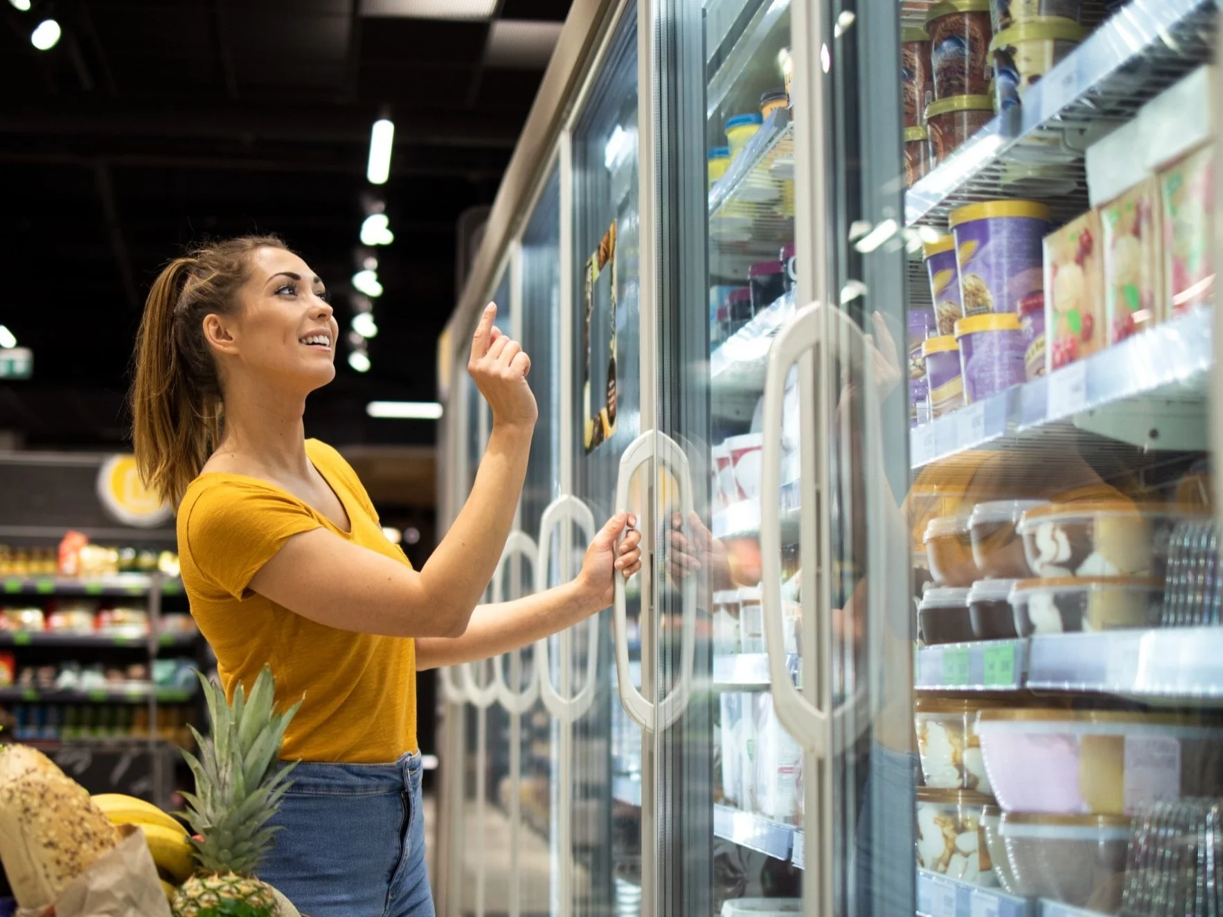 Kobieta na zakupach w supermarkecie, zdjęcie ilustracyjne