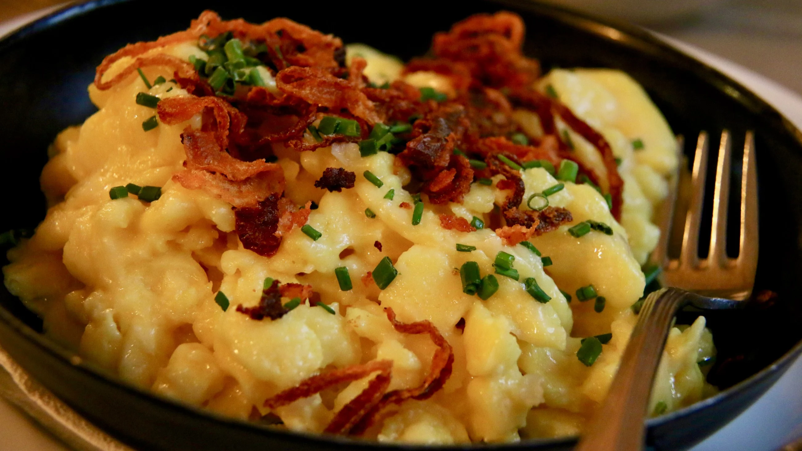 Kluski ze skwarkami i szczypiorkiem