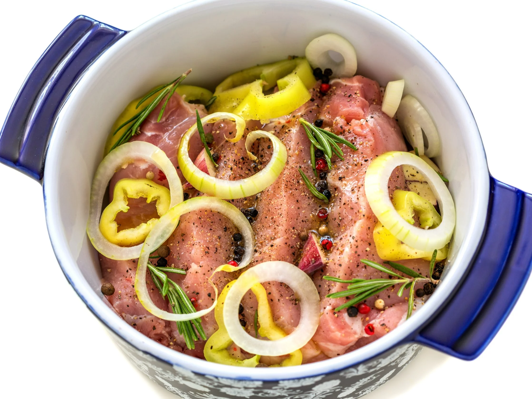 Plastry schabu z cebulą, papryką i ziołami