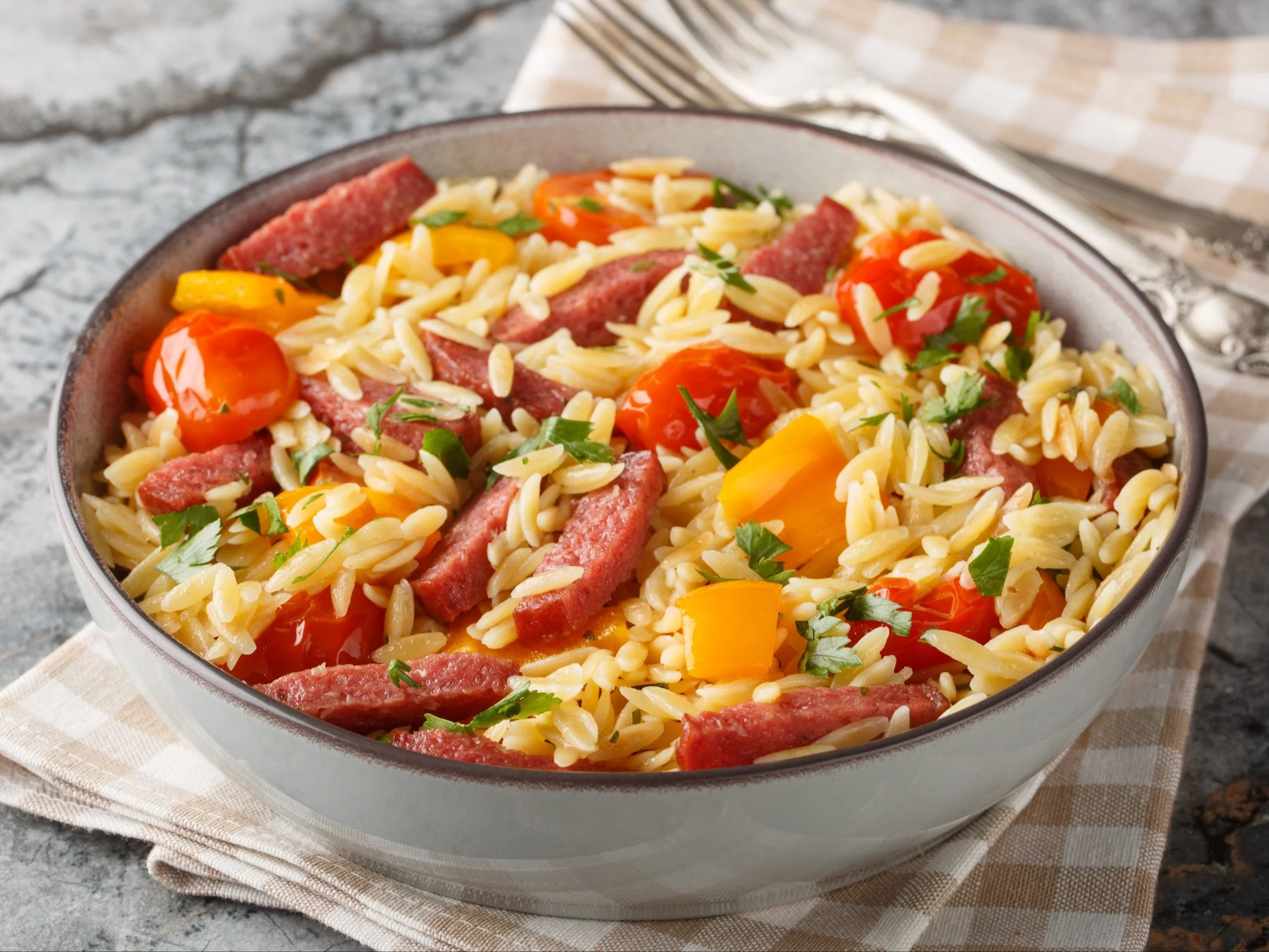 Makaron orzo z wędliną i warzywami