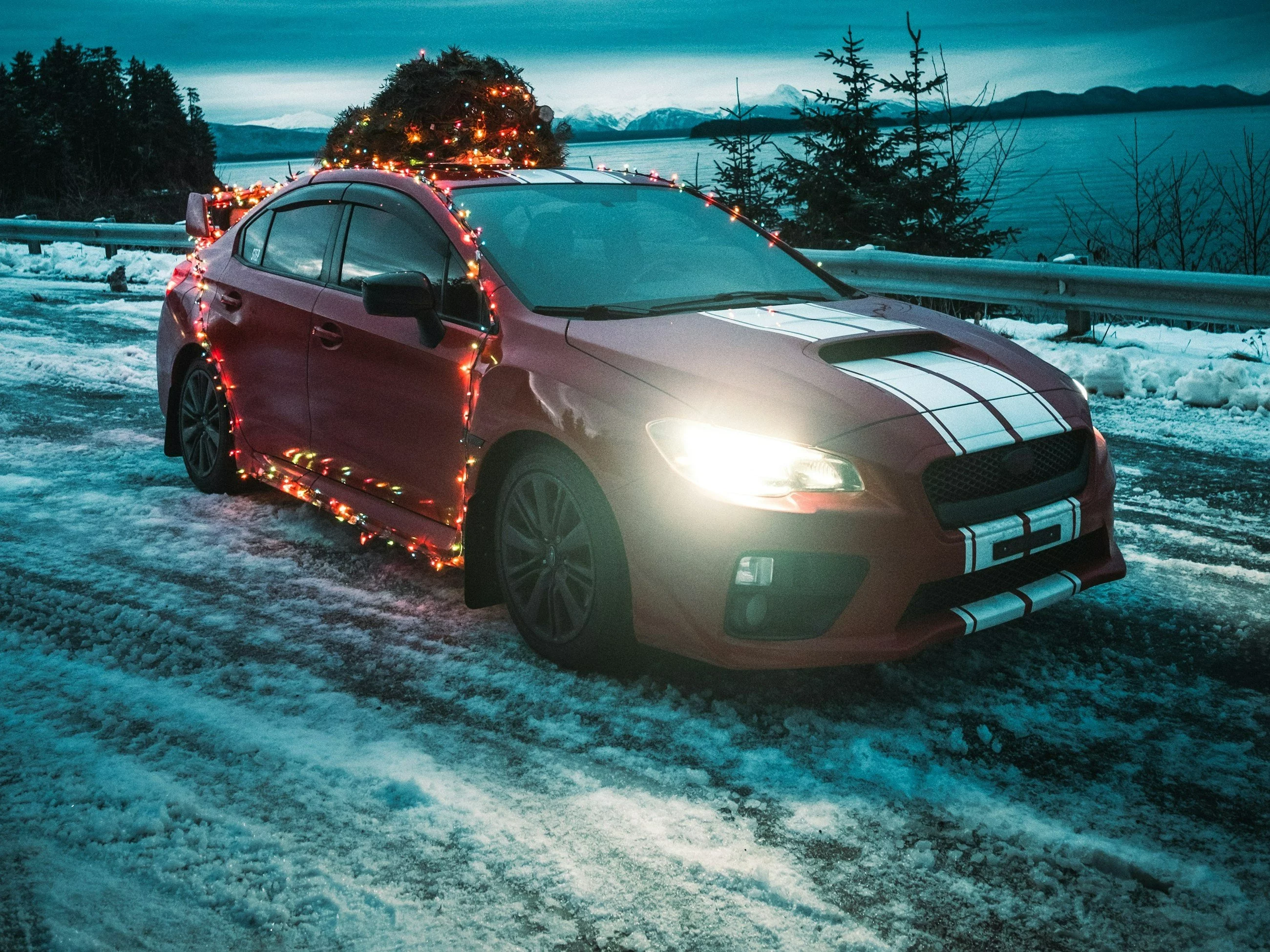 Świąteczne ozdoby na aucie