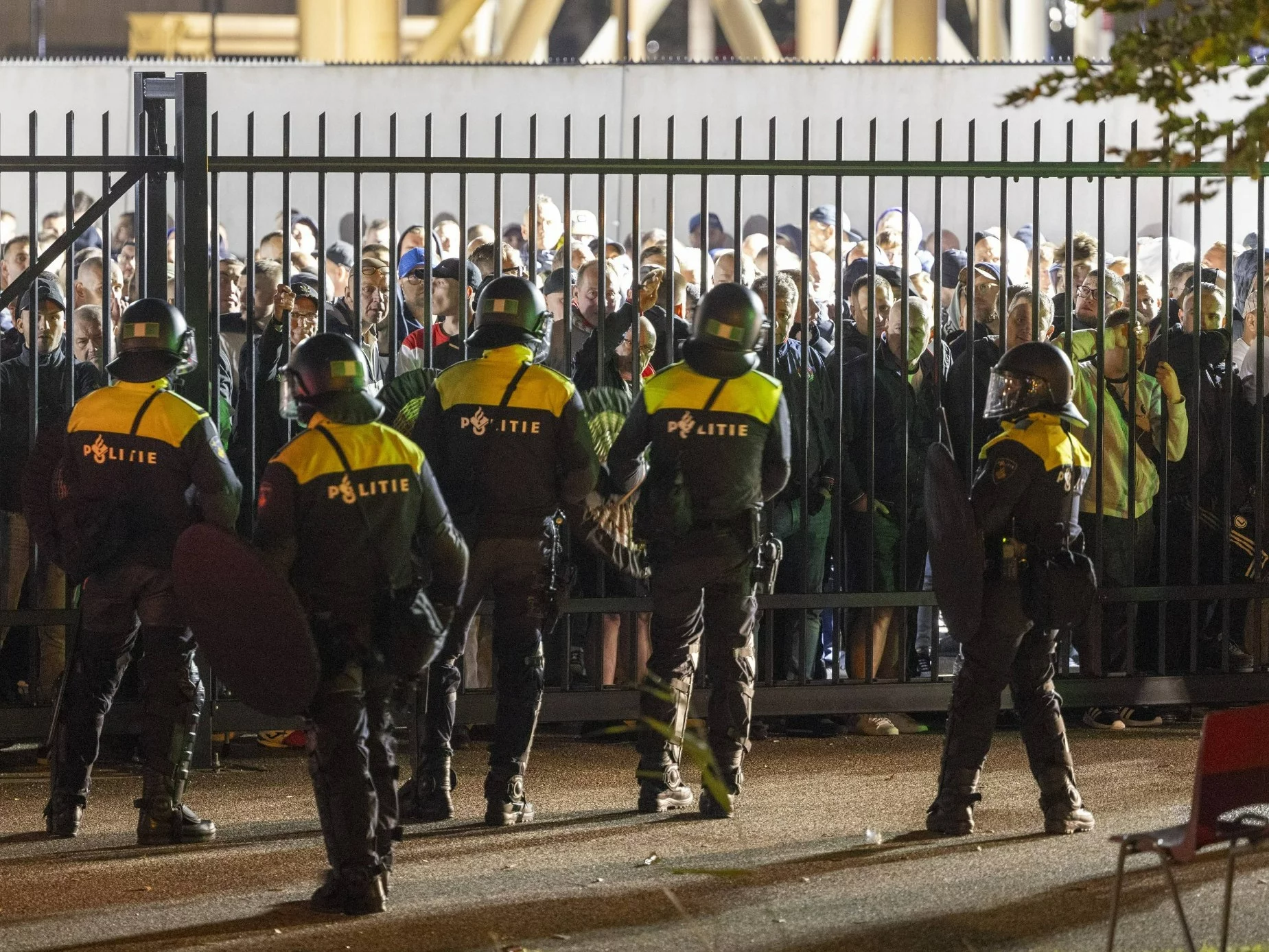 Holenderska policja po meczu Legii Warszawa z AZ Alkmaar