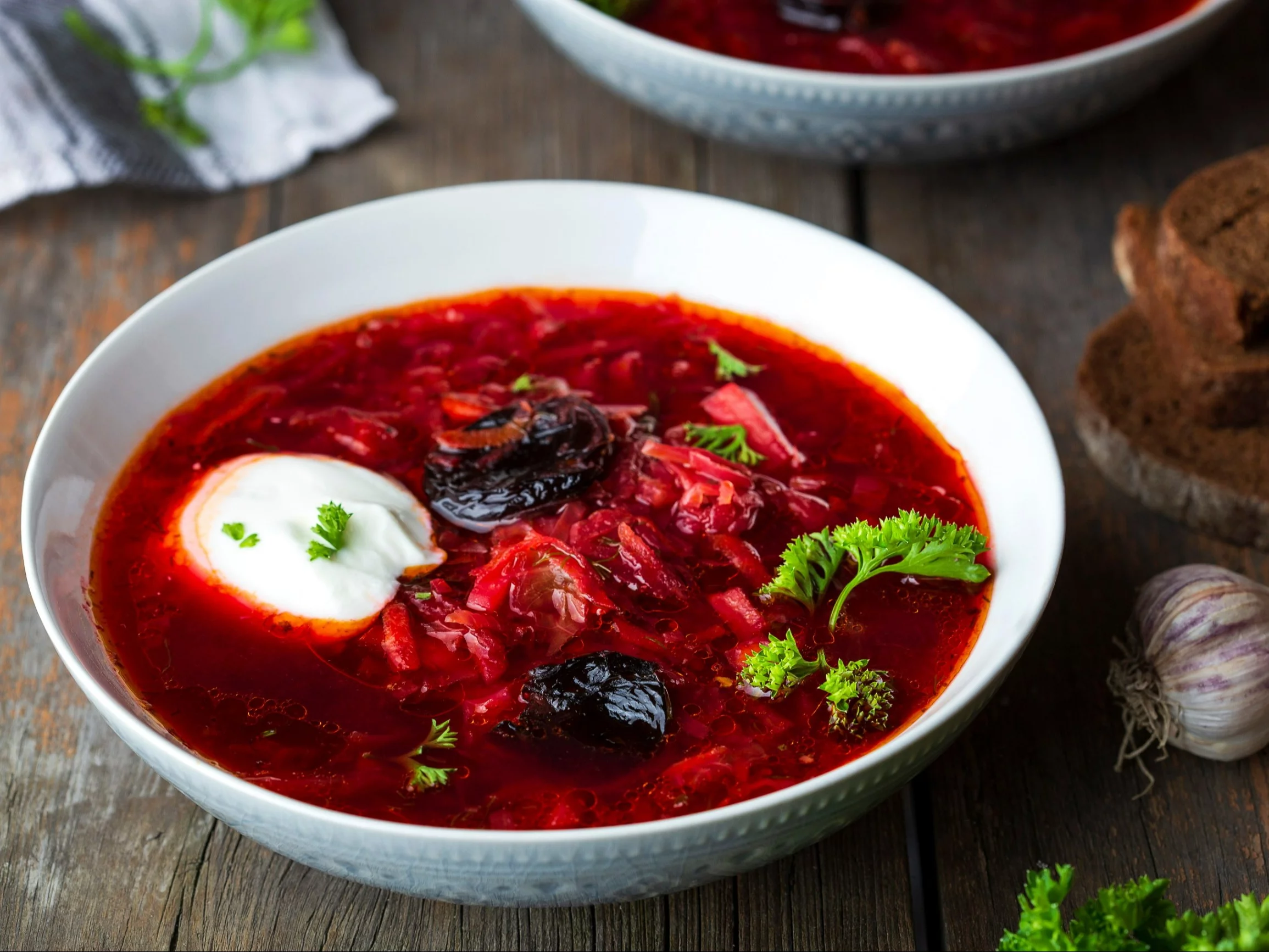 Barszcz z kapustą i suszonymi śliwkami