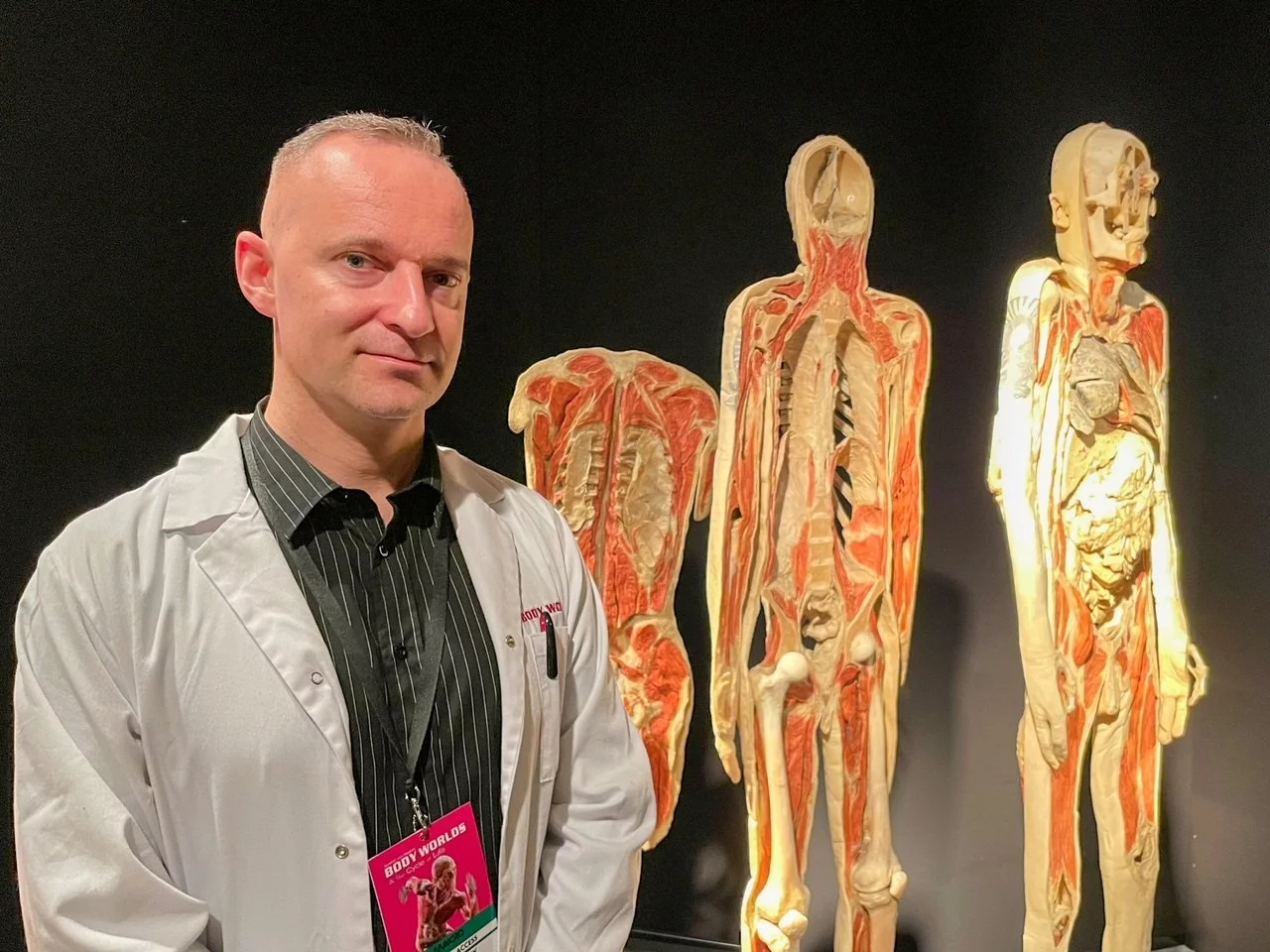 Paweł Posłuszny (w tle eksponaty z wystawy Body Worlds)