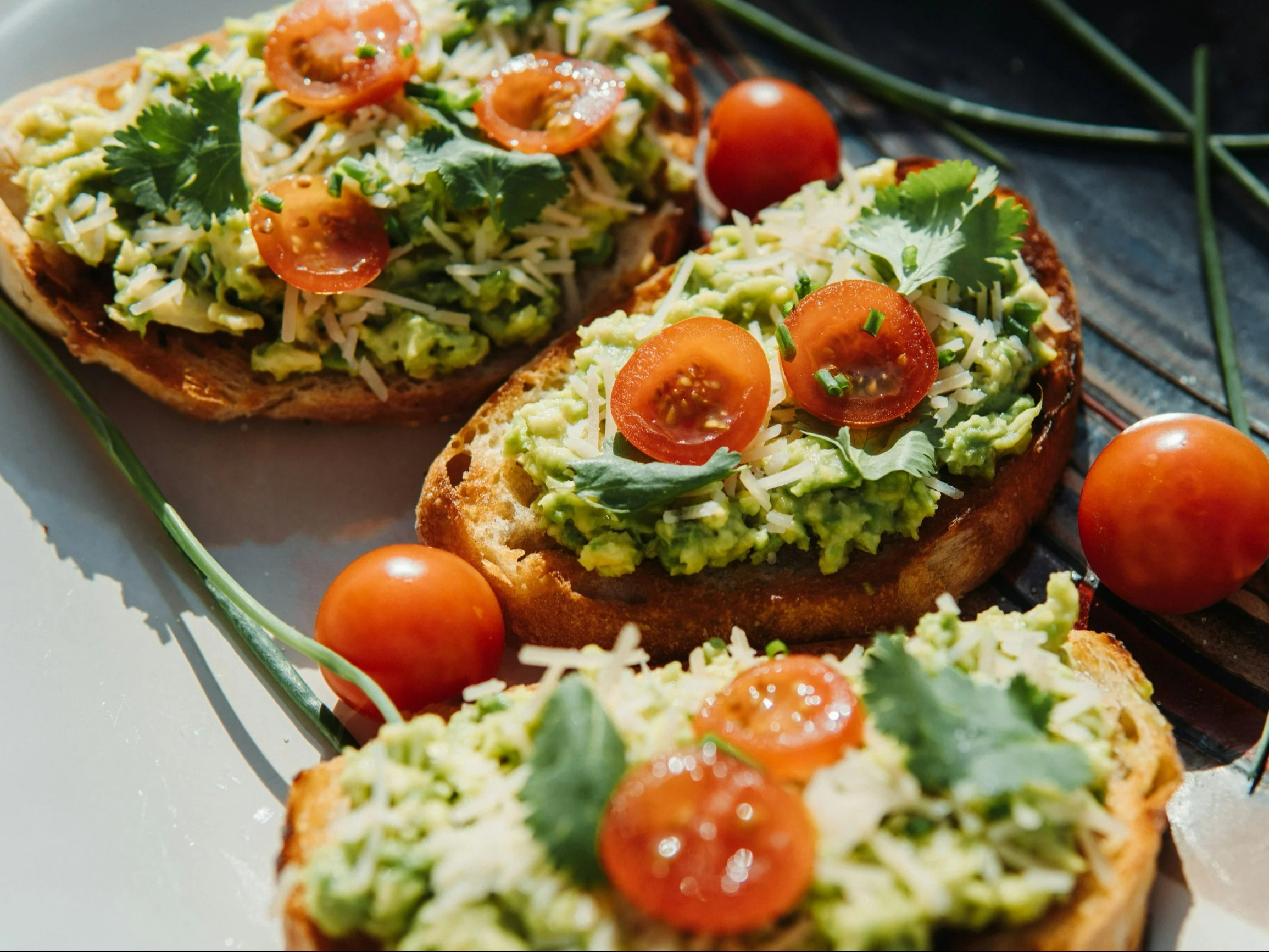 Grzanki z awokado i serem