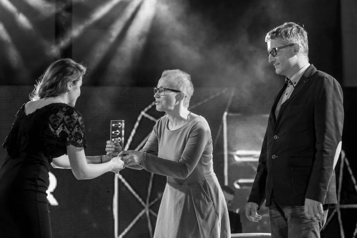 Bożena Aksamit (w środku)