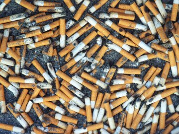 Niedopałki papierosów, zdjęcie ilustracyjne