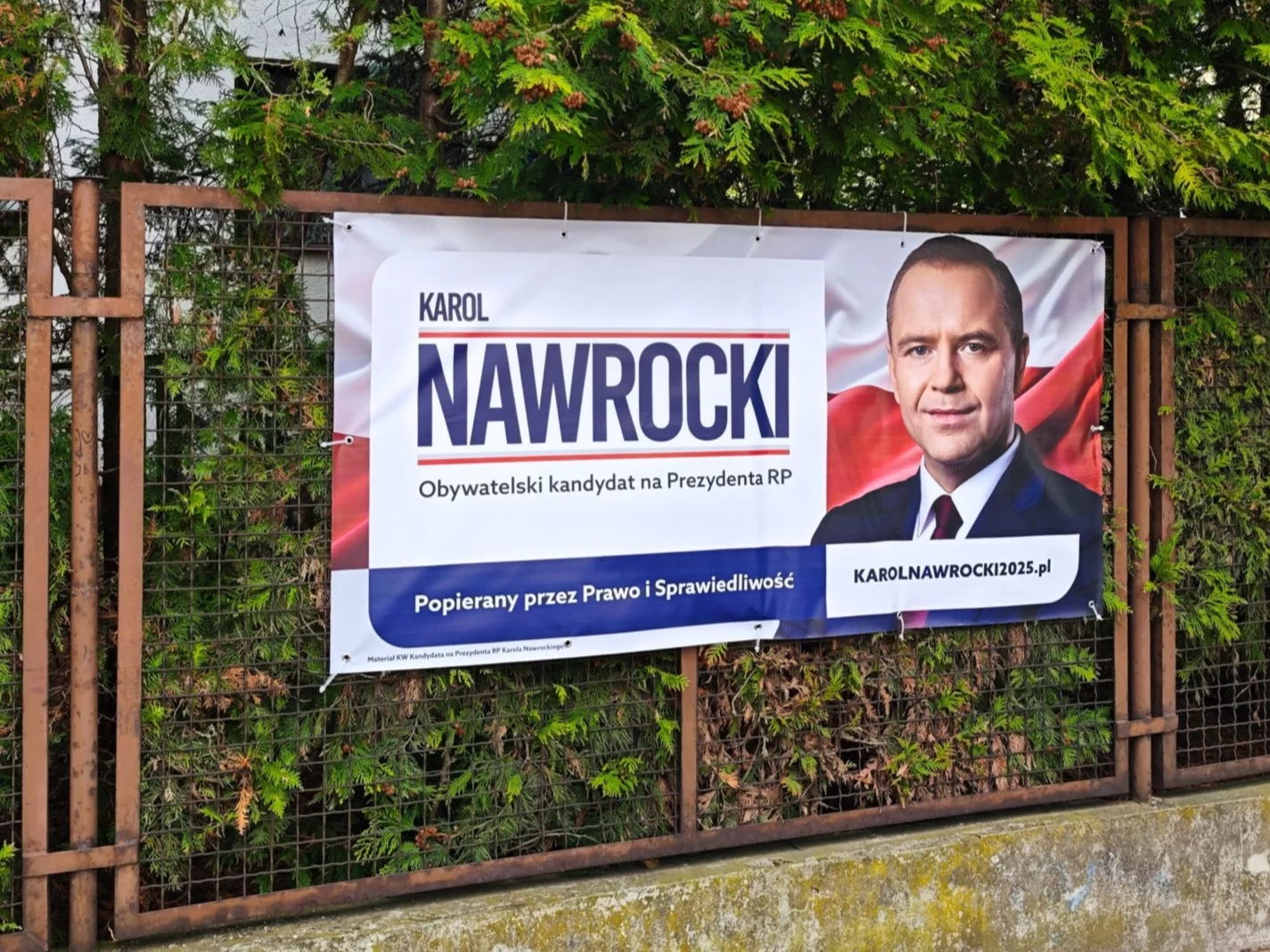 Plakat Karola Nawrockiego na płocie Jarosława Kaczyńskiego