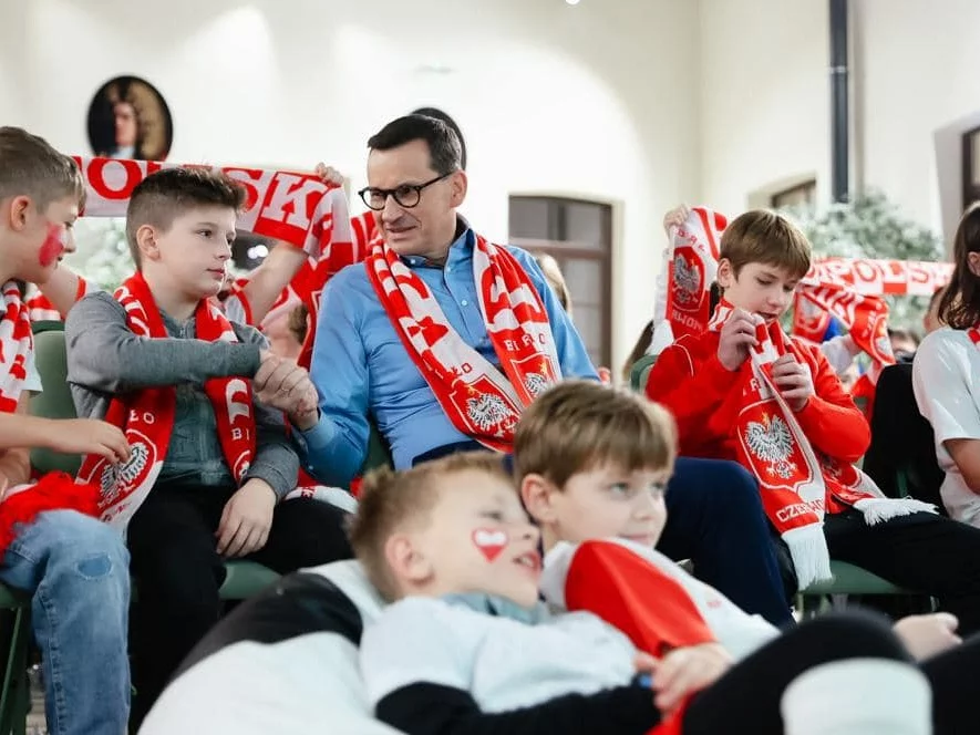 Premier Mateusz Morawiecki w trakcie kibicowania