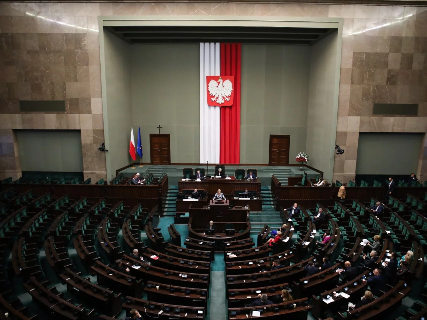 Posłowie na sali obrad Sejmu w Warszawie