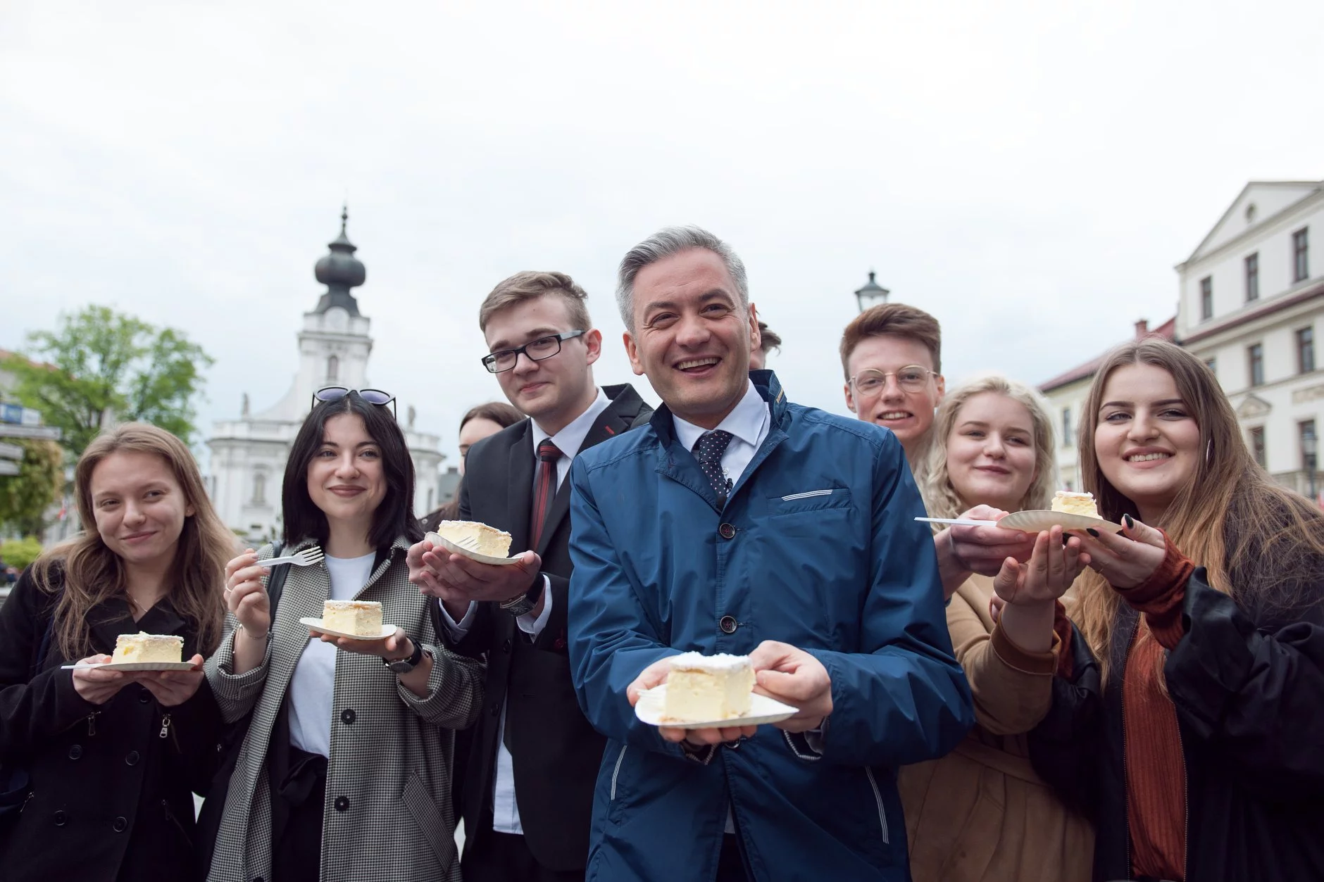 Robert Biedroń na kremówkach w Wadowicach