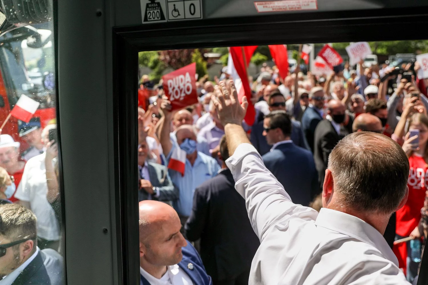 Andrzej Duda pozdrawia wyborców w Goździe