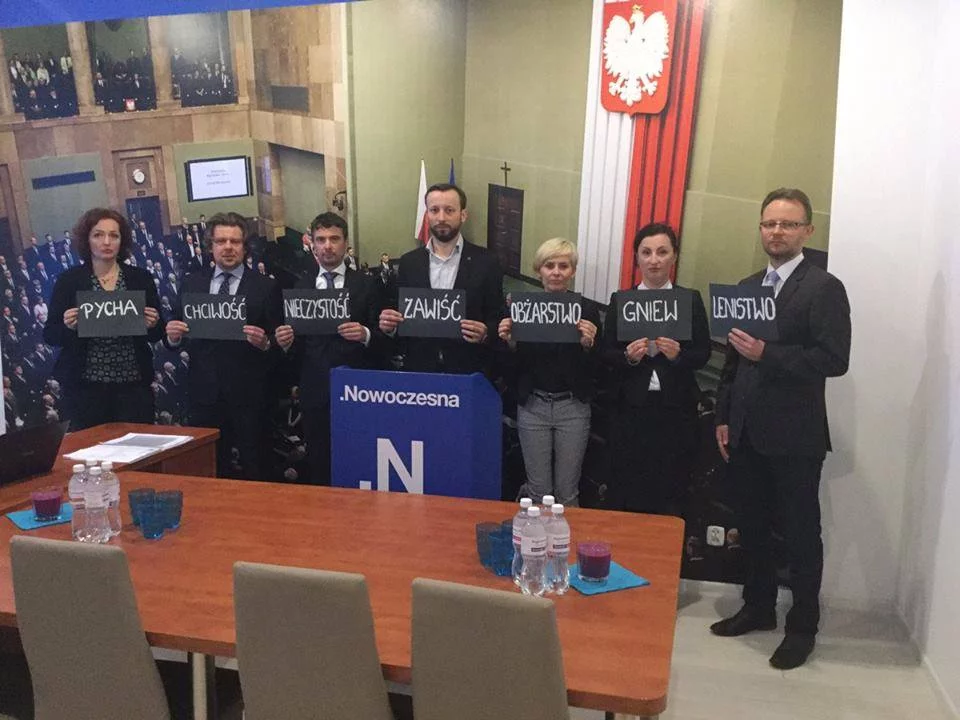 .Nowoczesna wylicza grzechy PiS. Niefortunna fotografia stała się hitem