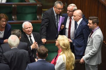 Niektórzy posłowie PiS w Sejmie, m.in. Jarosław Kaczyński, Leonard Krasulski, minister Andrzej Adamczyk