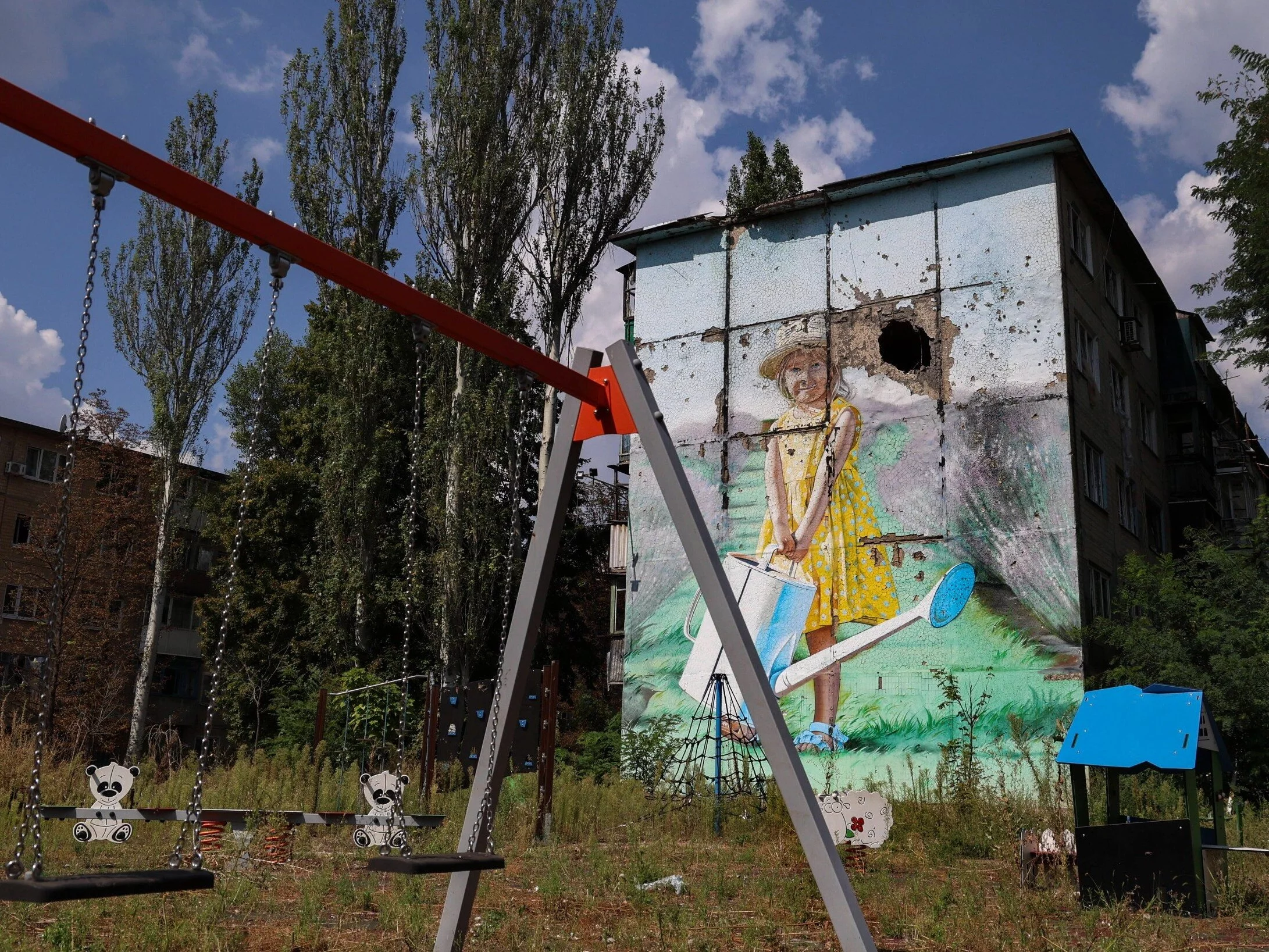 Mural na ostrzelanym budynku w Awdijiwce