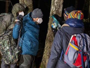 Nielegalni migranci w lesie po polskiej stronie granicy