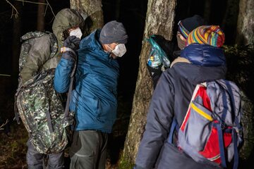 Nielegalni migranci w lesie po polskiej stronie granicy