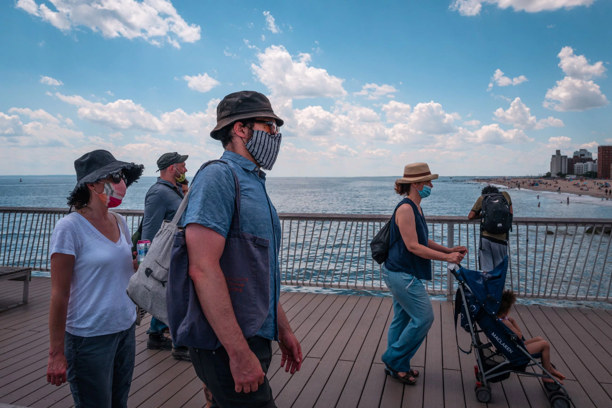 Przechodnie na półwyspie Coney Island w Nowym Jorku