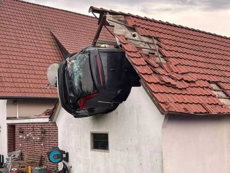 Bohmte. Samochód wbity w dach stodoły