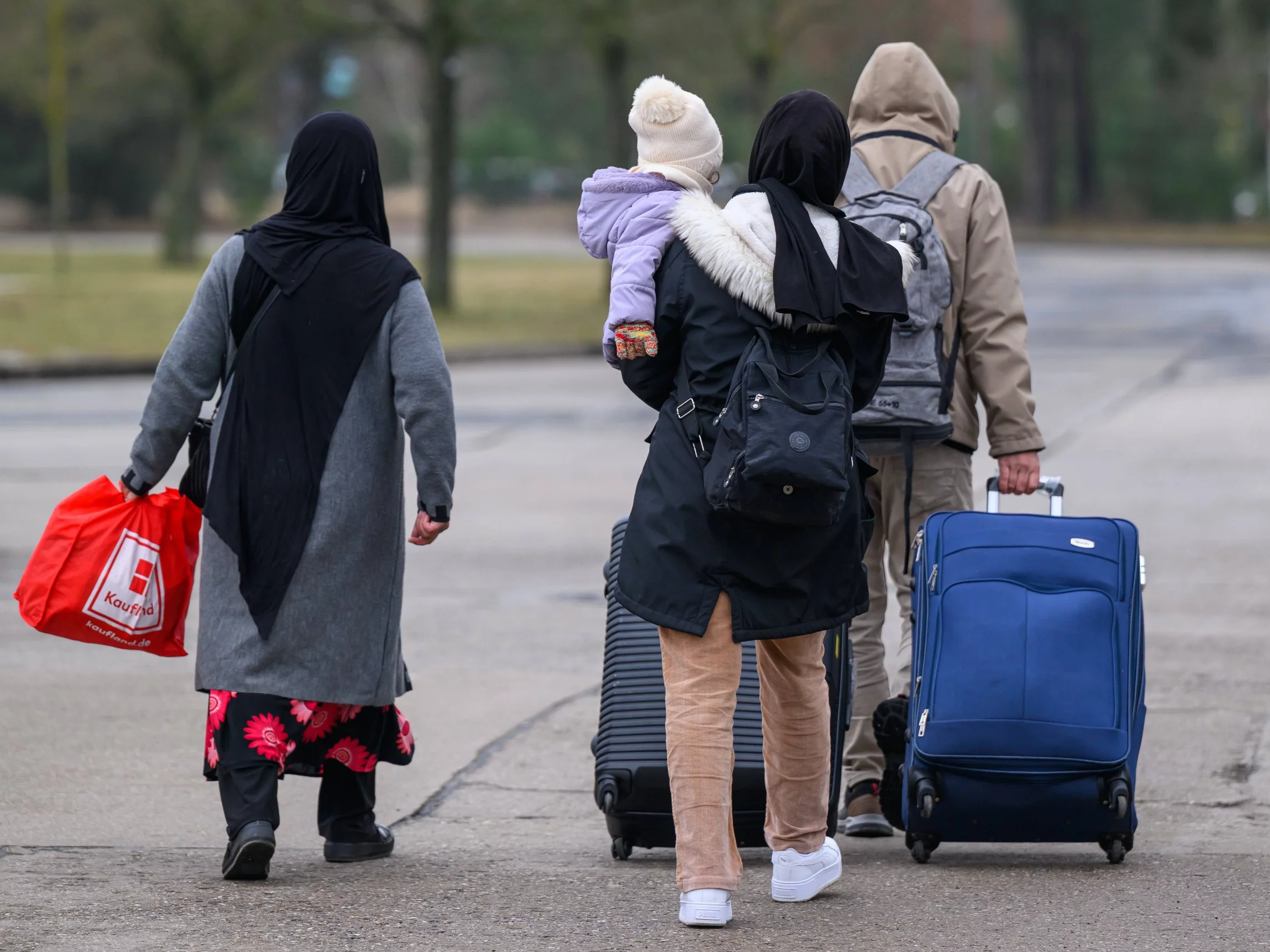 Migranci opuszczający niemiecki ośrodek Eisenhüttenstadt