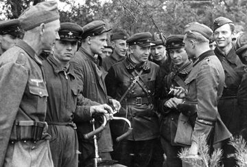 Niemieccy i sowieccy żołnierze spotykają się z okolicach Brześcia po agresji w 1939 roku