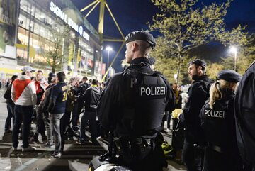 Niemieccy policjanci przed stadionem BVB