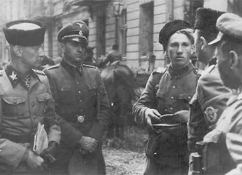 Generał SS Heinz Reinefarth (pierwszy z lewej) wizytujący 3. pułk Kozaków. Warszawa, okolice ul. Wolskiej (fot.Domena publiczna)