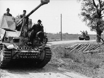 Niemieccy żołnierze na niszczycielu czołgów Marder III przed bitwą na łuku kurskim