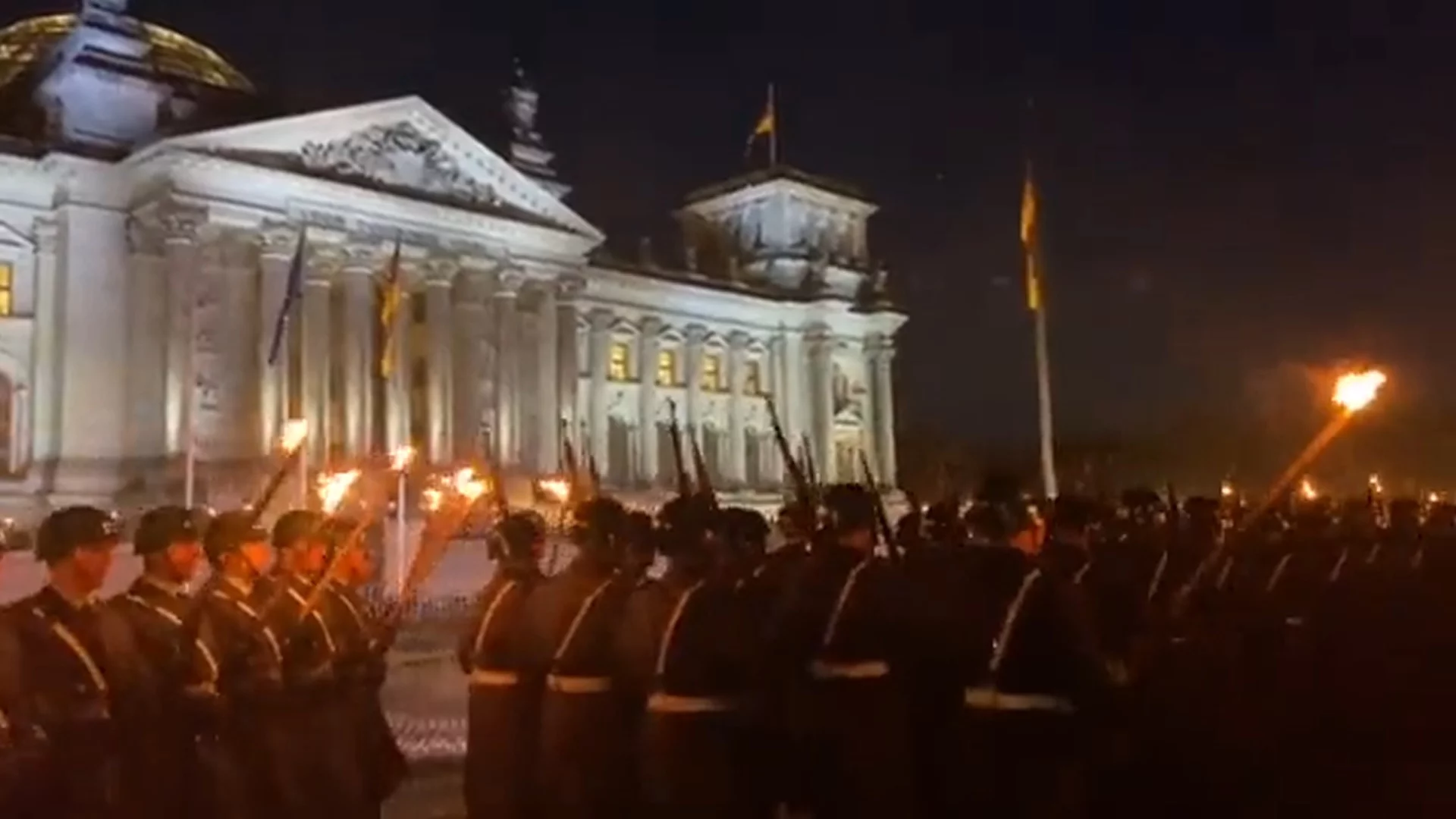 Wielki capstrzyk przed gmachem Reichstagu