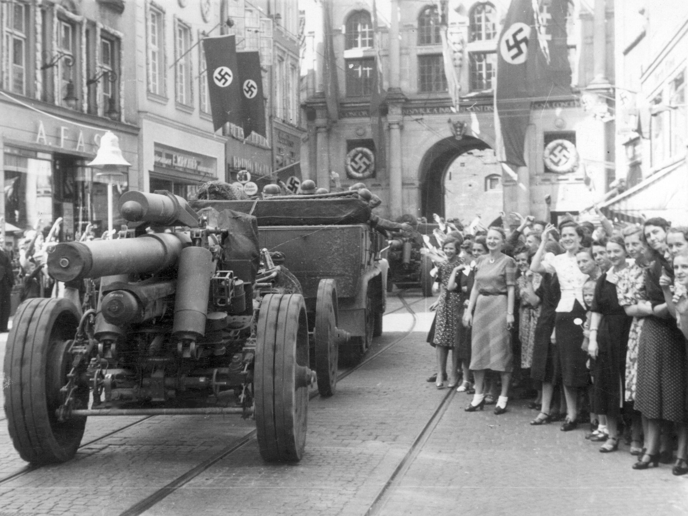 Niemiecka ludność Gdańska wita wojska niemieckie. Po wojnie niektórzy udawali, że byli Konradami Wallenrodami