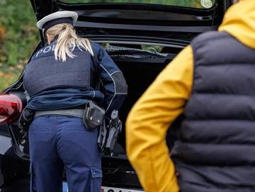 Niemiecka policjantka kontroluje pojazd, wjeżdżający do kraju