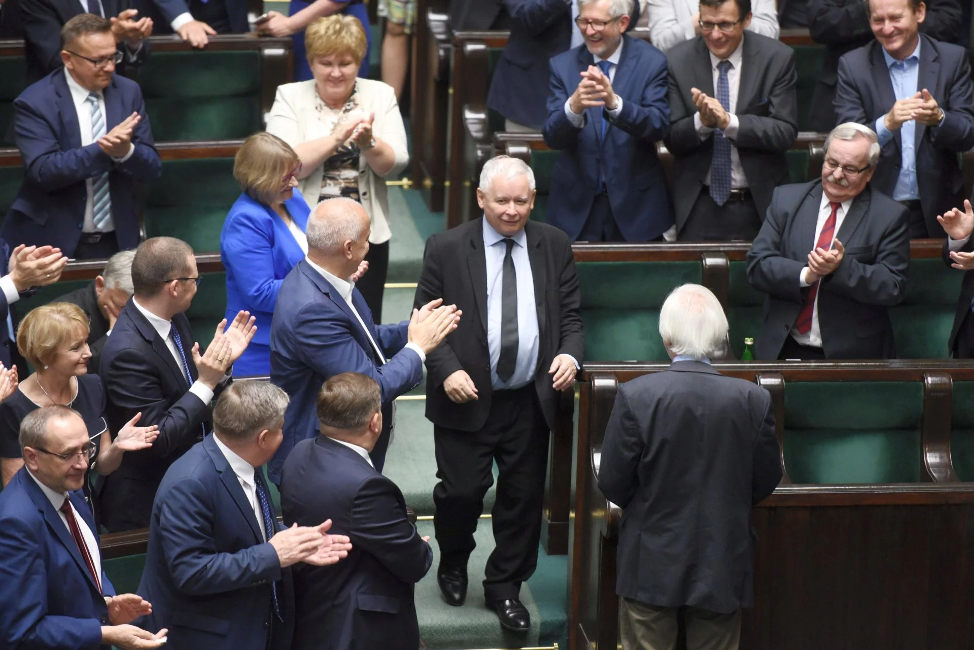 Prezes PiS Jarosław Kaczyński w otoczeniu posłów tej partii