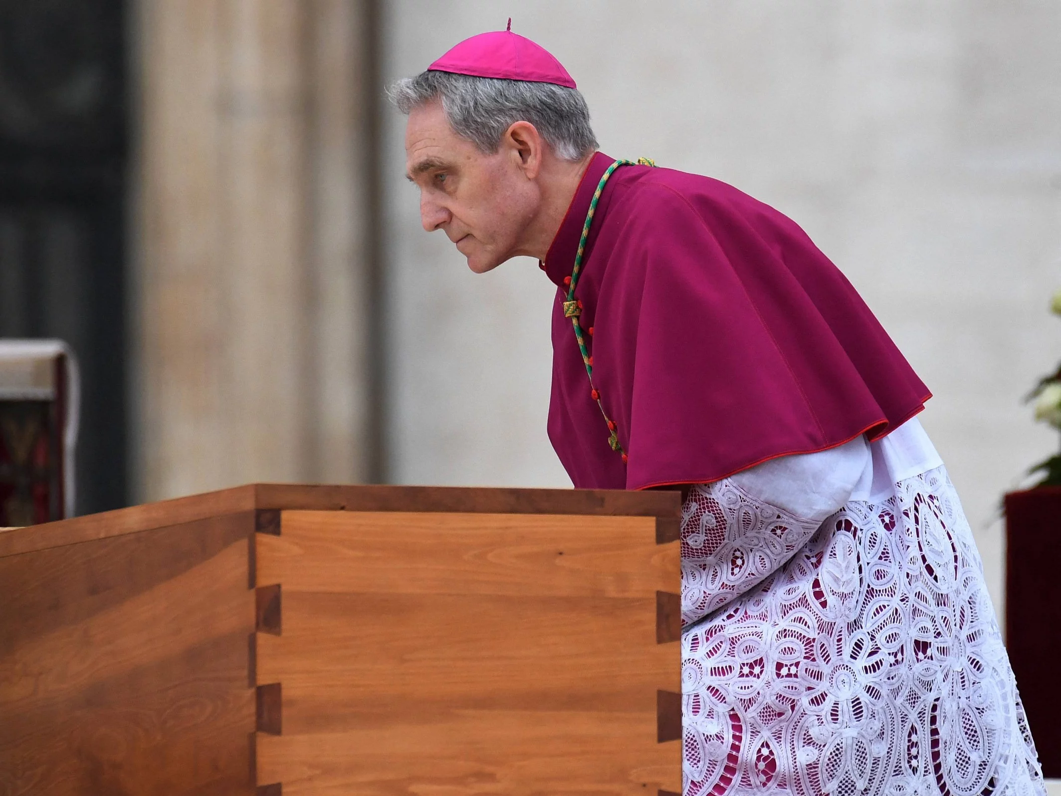 Abp Georg Ganswein nad trumną Benedykta XVI