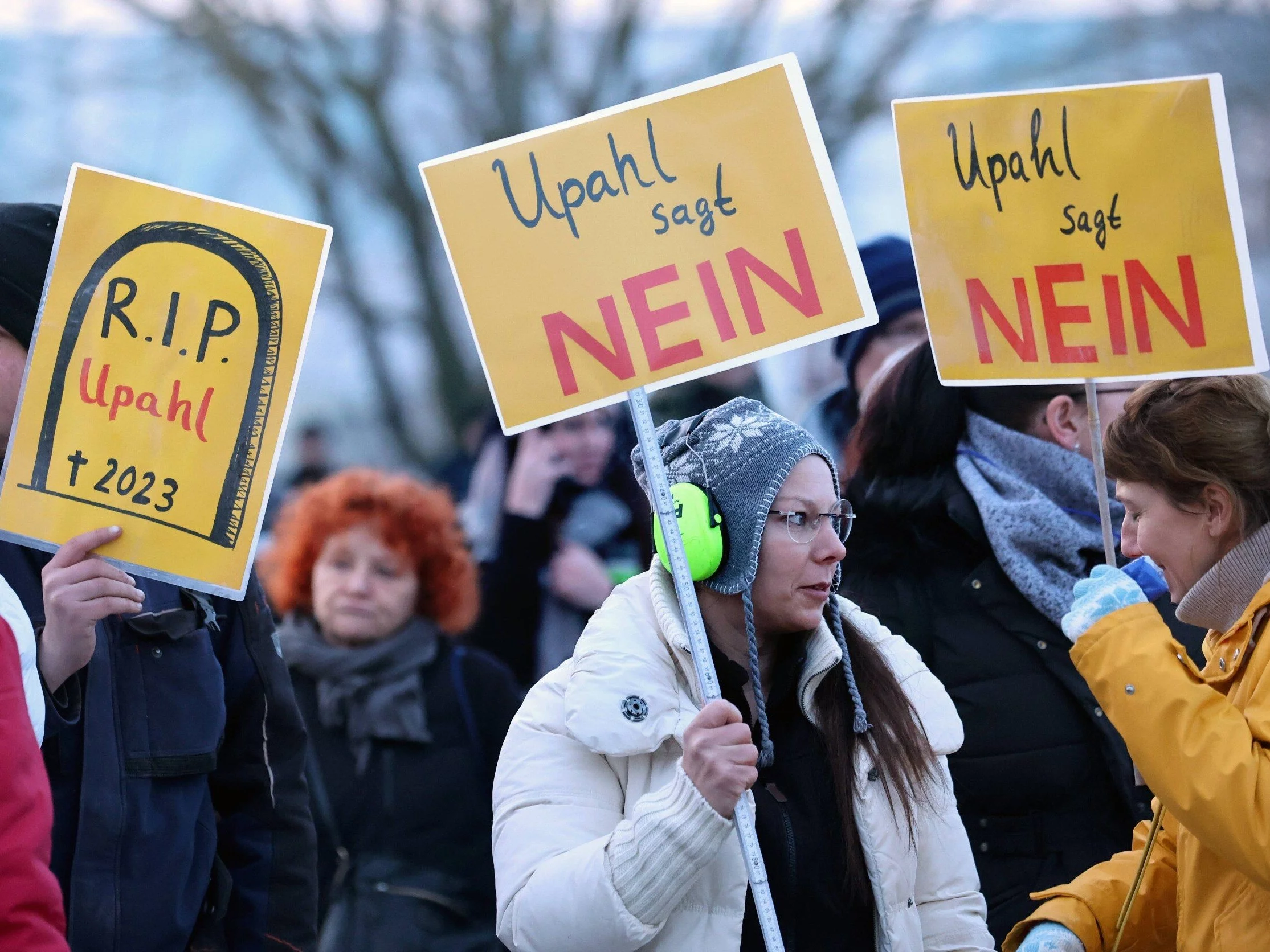 Protest w Upahl przeciwko budowie ośrodka dla cudzoziemców, luty 2023 r.