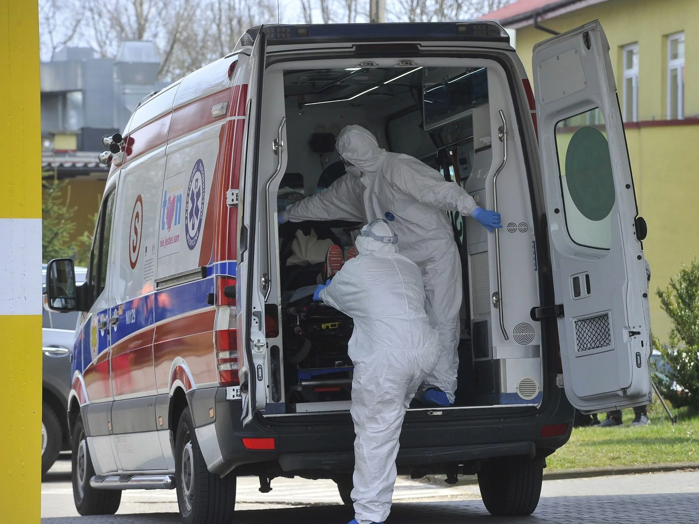 Karetka transportująca osobę zakażoną koronawirusem