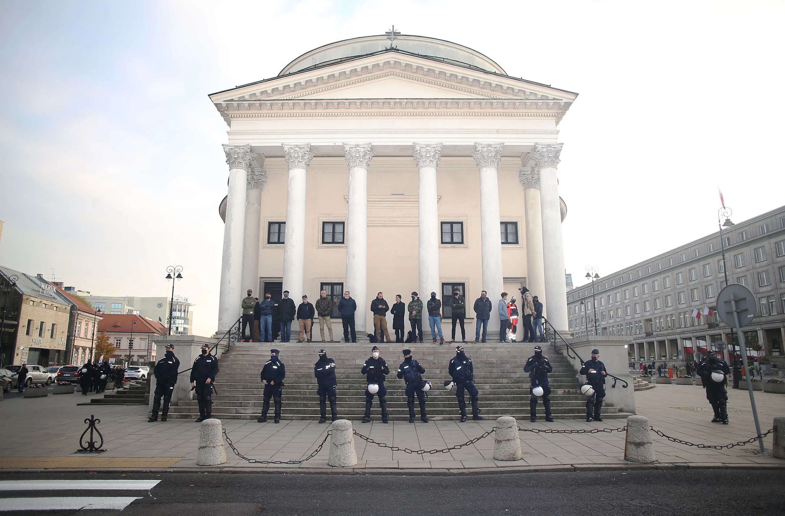 Policja pod kościołem na Plac Trzech Krzyży