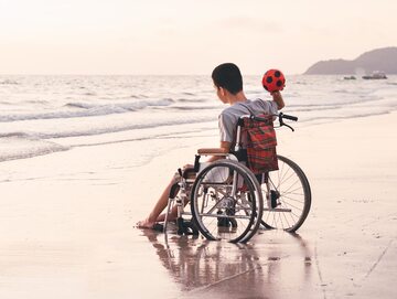 Niepełnosprawny chłopiec na plaży