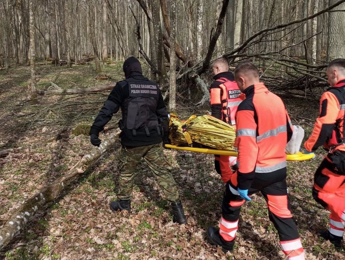 Funkcjonariusze Straży Granicznej i ratownicy medyczni