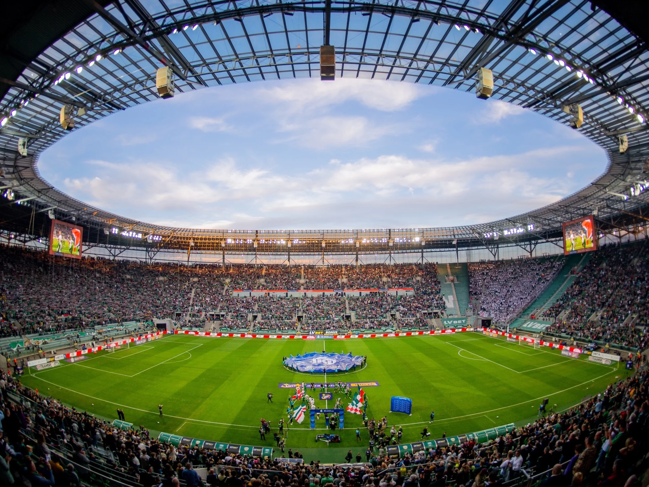 Tarczyński Arena we Wrocławiu pełny kibiców