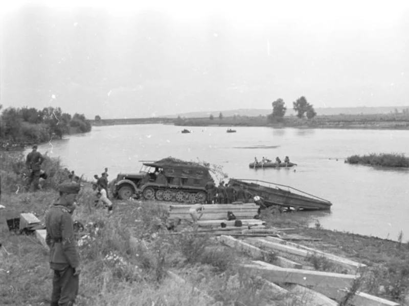 Niemieckie wojska inżynieryjne budują most pontonowy na rzece Prut, 1 lipca 1941 roku