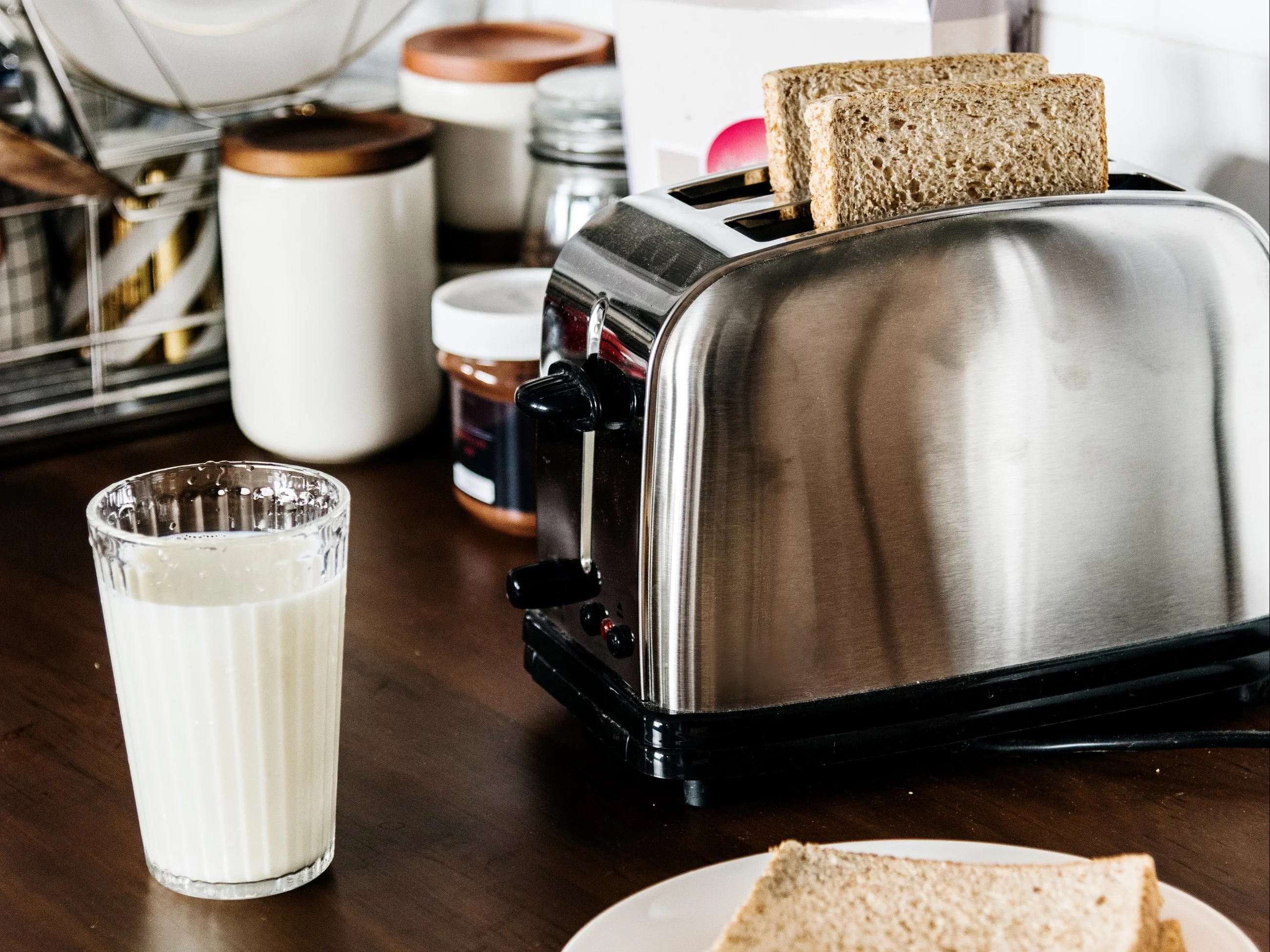 Nie ryzykuj pożaru! Sprawdź, co odłączać z gniazdka