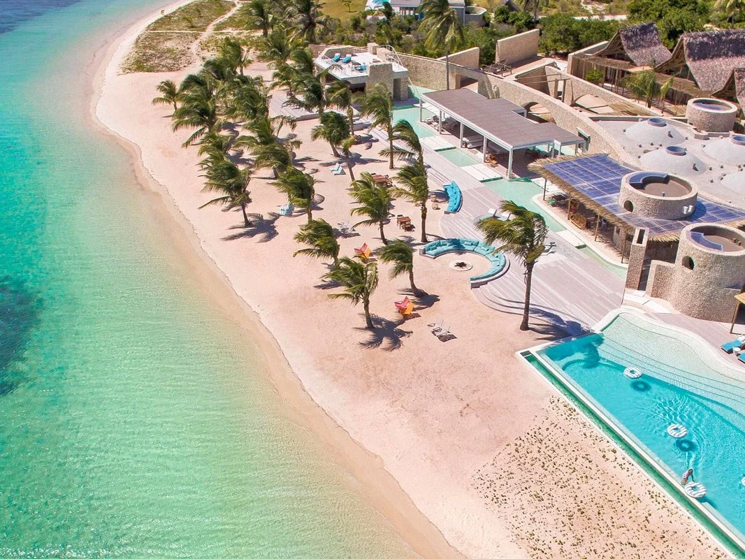 Na wyspie Nosy Ankao znajduje się Miavana by Time + Tide – hotelowy klejnot oferujący zaledwie kilkanaście luksusowych willi z prywatnymi basenami, rozmieszczonych wzdłuż lazurowego wybrzeża Oceanu Indyjskiego