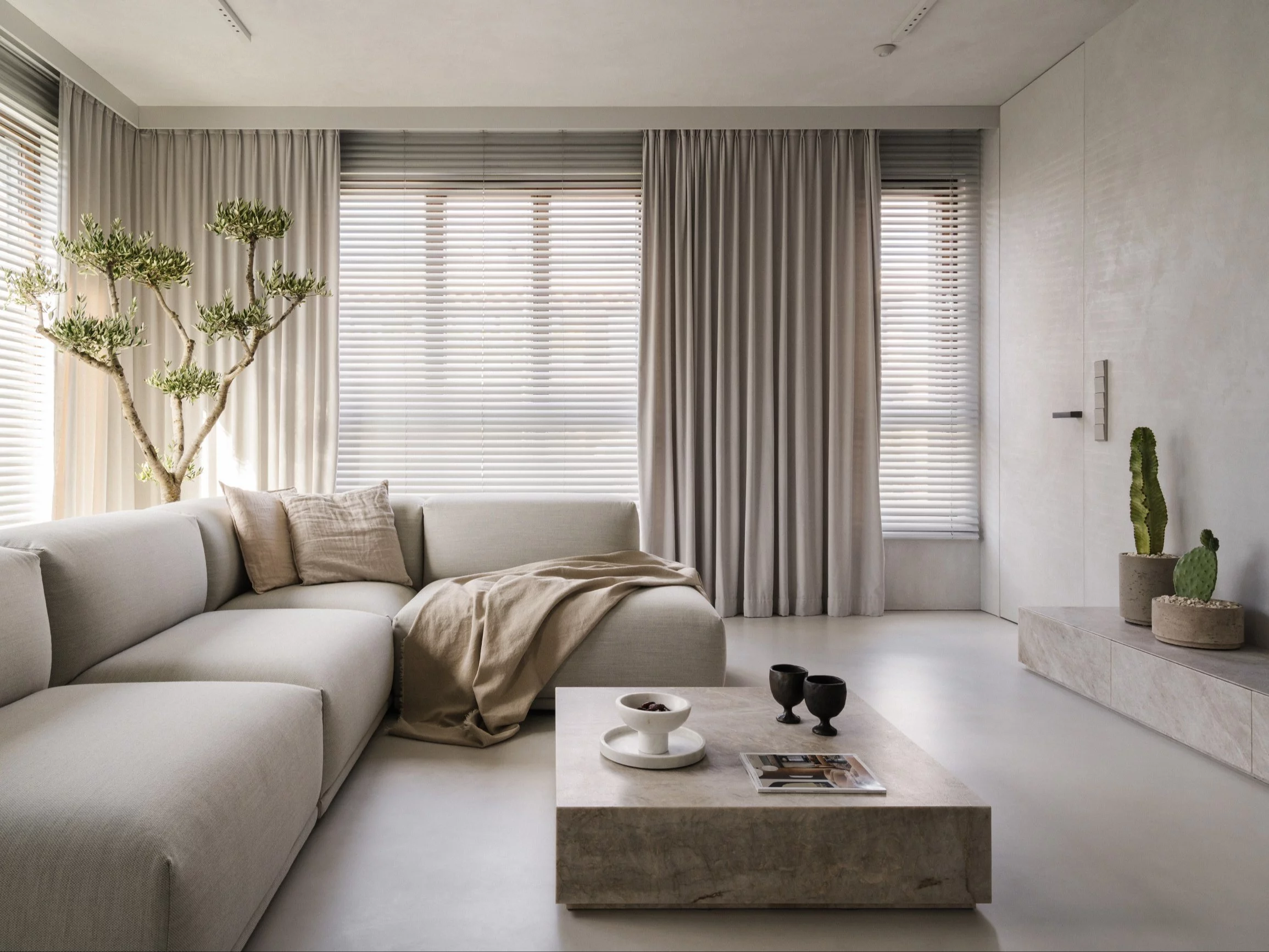 Minimalistyczne mieszkanie całe w bieli, KANDO ARCHITECTS Karolina Krawczyk