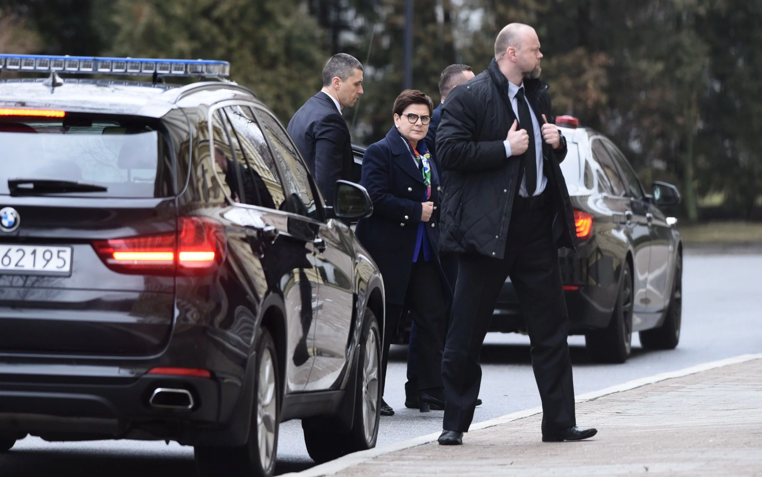 Premier Beata Szydło w asyście oficerów BOR