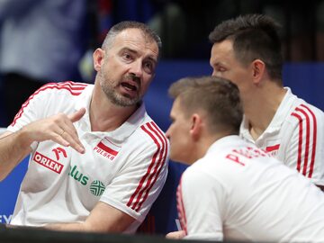 Nikola Grbić (z lewej) rozmawia po przegranym meczu Polska – USA