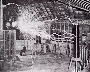 Nikola Tesla w swoim laboratorium w Colorado Springs